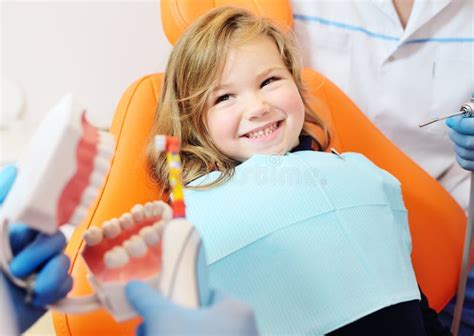 Pediatric Dentist Shows How To Properly Brush Her Teeth To A Little