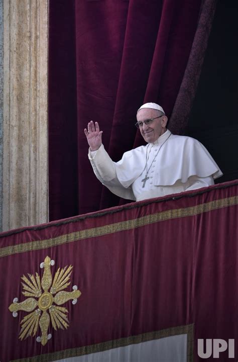 Photo Pope Francis Delivers His Christmas Day Message Rom20161225101