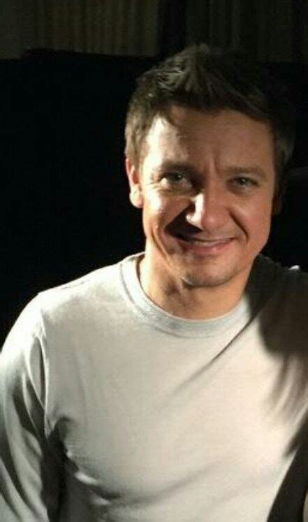 Jeremy Smiling And Wearing Tan T Shirt In Nyc For Mission Impossible