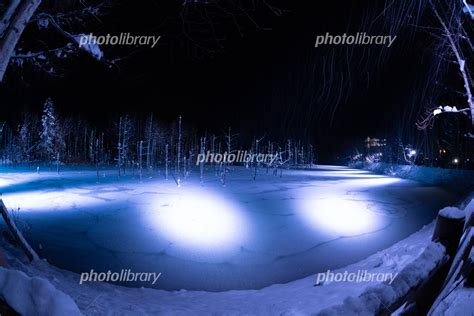 ライトアップされた雪に覆われた夜の湖 美瑛町 写真素材 6607462 フォトライブラリー Photolibrary