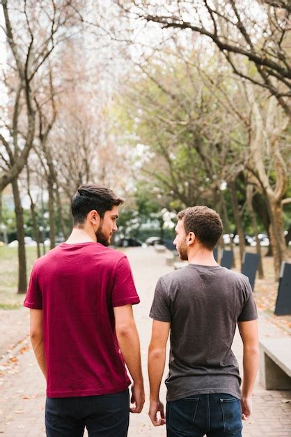 Casal gay amoroso em pé na pista no parque Foto Grátis