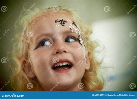 Kleine Blonde Blau Ugige M Dchengesichtsmalerei L Chelt Stockbild Bild Von Schwarzes Pinsel