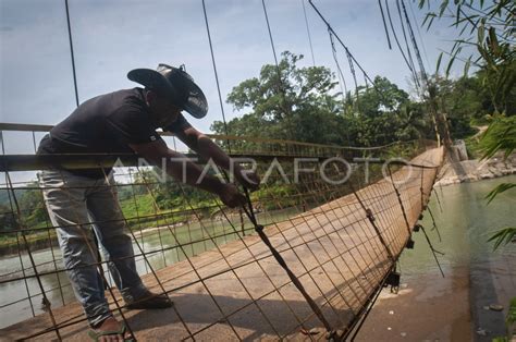 Jembatan Gantung Rusak Parah Di Lebak Antara Foto