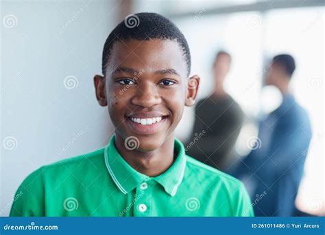 Vida En El Campus Retrato De Un Joven Estudiante Universitario Parado