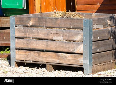 Kompostkasten oder Behälter aus Holzlatten und Metall Kiste