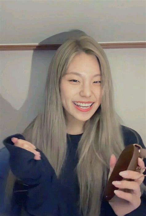 Pin By 제나 Aespa Blackpink On Itzy Long Hair Styles Hair Styles Beauty