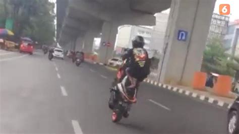 Tabrak Pengendara Lain Aksi Freestyle Remaja Makassar Viral Regional