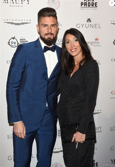 Olivier Giroud Et Sa Femme Jennifer Posent Lors Du Photocall De La