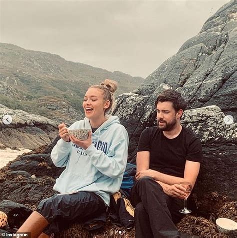 Roxy Horner Poses NAKED In Sizzling Bathtub Selfie During Romantic