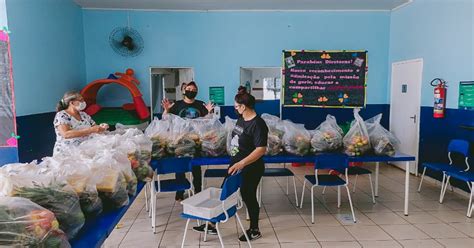 Kits de alimentação são entregues a alunos da rede municipal