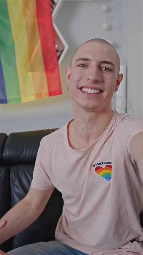 Hombre Gay Calvo Sonriendo Con Bandera Lgbt Imagen De Archivo Imagen De Comunidad Calvo