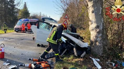 Scontro Tra Un Tir E Unauto Due Feriti