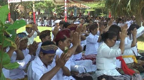 Ratusan Umat Hindu Lintas Kabupaten Khidmat Ikuti Upacara Melasti Di