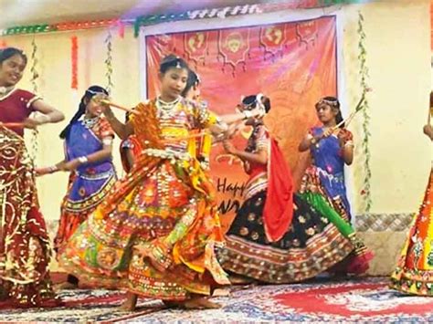 Garba Dandiya Organized On Navratri In School स्कूल में नवरात्रि पर हुआ गरबा डांडिया का आयोजन