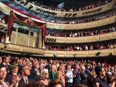 Люди в театре картинки