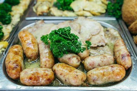 Um Grupo De Pratos Da Carne Nas Bandejas Foto De Stock Imagem De