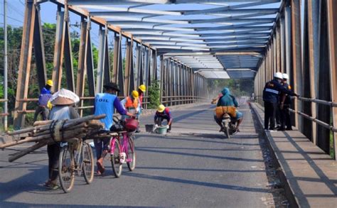 Bahayakan Pengendara Jembatan Kencing Diperbaiki Foto Okezone Muslim