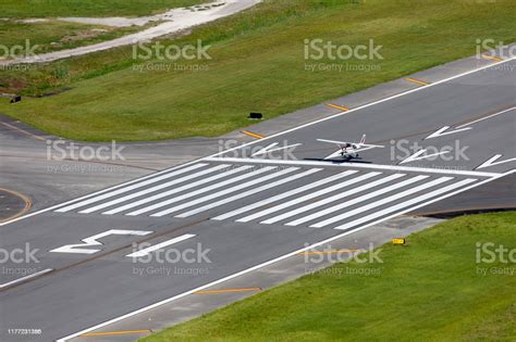 Cessna 172 Landing Stock Photo - Download Image Now - Aerospace ...