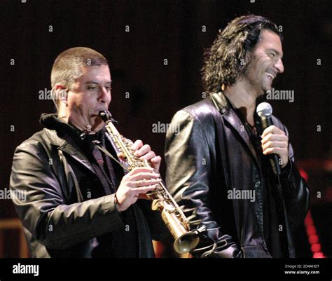 El Cantante De Guatemala Ricardo Arjona R Y Uno De Sus Músicos Actúan