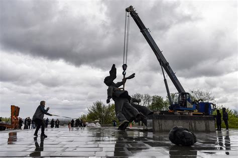 Desmantelan En Kiev El Monumento A La Amistad Entre Rusia Y Ucrania