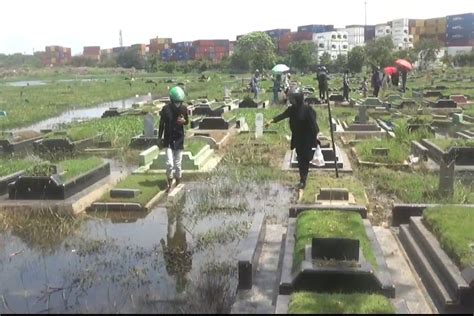 Banjir Rendam Tpu Budi Darma Peziarah Kesulitan Temukan Makam Keluarga