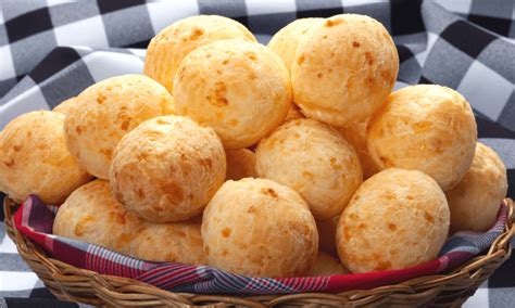 Pão de queijo mineiro apenas 3 ingredientes crocante e macio