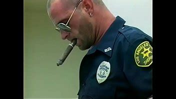 Bombero cachondo en uniforme chupa la polla de policía y tiene una perforación anal XNXX