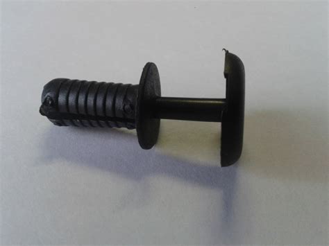 Заглушки личинок замков дверей — Renault Logan (1G), 1,4 л, 2006 года ...