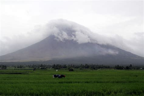 Mayon lava flow advances 3 kilometers, endangering farmers in 'no man's ...