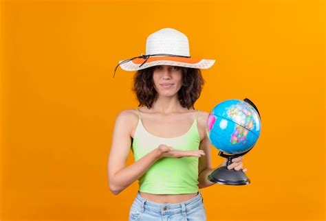 Une Belle Jeune Femme Aux Cheveux Courts En Crop Top Vert Portant Un