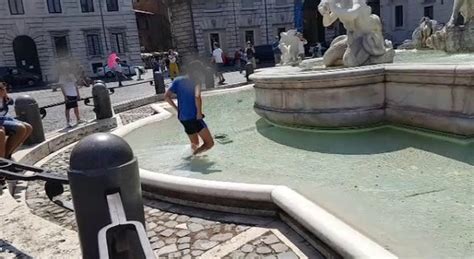 Piazza Navona Un Dodicenne Spagnolo Si Tuffa Nella Fontana Multa Di