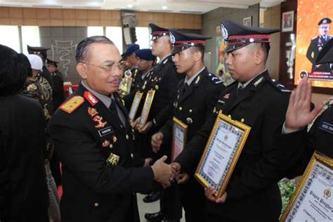 Syukuran Hari Bhayangkara Ke Kapolda Sumbar Serahkan Penghargaan