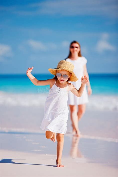 Mãe e filha na praia foto de stock Imagem de caucasiano 191456138