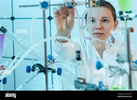 Una Joven Asistente De Laboratorio Analiza El Agua Del Río Para