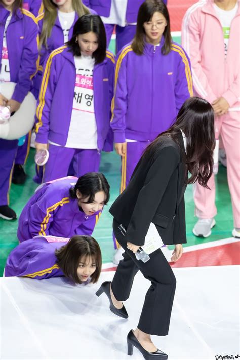 Sana Confused Twice Members With Her Shoes At The 2019 Idol Star