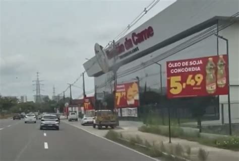 Barat O Da Carne Usa Cal Ada E Postes Para Fazer Propaganda Na Avenida