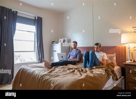 Couple gay au lit homme Banque de photographies et dimages à haute résolution Alamy