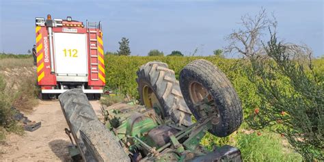 Muere Un Anciano De A Os Al Volcar El Tractor En El Que Trabajaba En