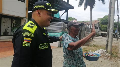 Conmovedor un policía vio a una adulta mayor vendiendo dulces en las