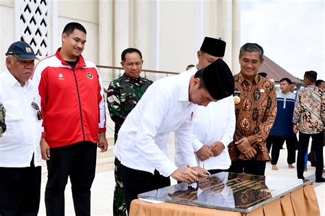 Foto Presiden Jokowi Salat Jumat Dan Resmikan Masjid Agung Madaniyah