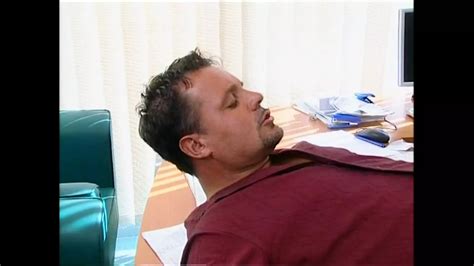 Une secrétaire MILF sexy se fait baiser en levrette et éjaculer dans la bouche par une grosse