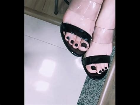 Shoejob burlándose de los perfectos pies blancos de su esposa con tacones altos XVIDEOS