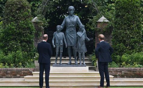 Príncipes William y Harry inauguran juntos estatua de Lady Di ponen a