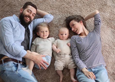 Mae O+ E Pai O- Podem Ter Filhos - Família feliz mãe pai e filhos em casa | Foto Premium