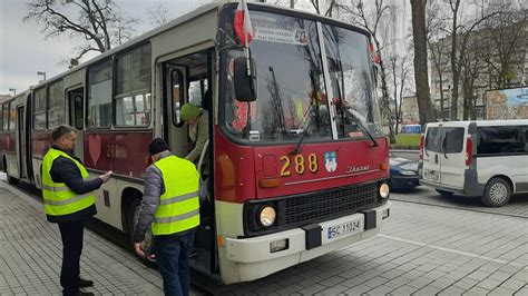 Odjazd Zabytkowego Autobusu Ikarus Z Przystanku Pl Biega Skiego