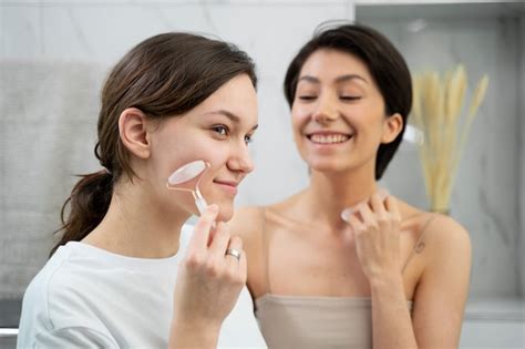 Mujeres De Tiro Medio Con Herramientas Gua Sha Foto Gratis