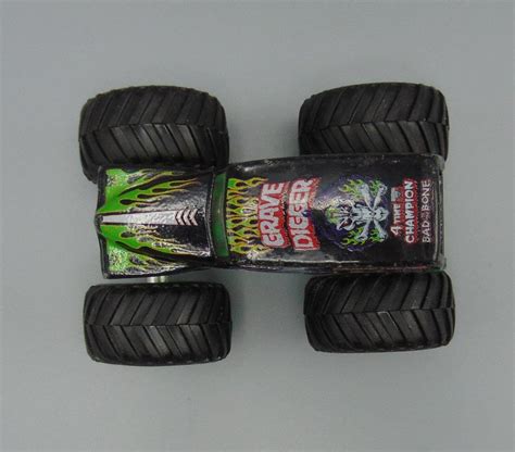 Hot Wheels Monster Jam Truck Grave Digger 4x4 Big Wheel 1 64