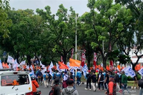 Buruh Unjuk Rasa Tuntut Kenaikan Upah Persen Dan Pencabutan Uu Cipta