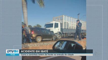 Carro bate de frente caminhão e duas pessoas ficam feridas em Ibaté