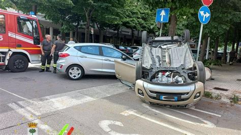 Violento Impatto Fra Auto Allincrocio Una Si Ribalta Dentro Mamme